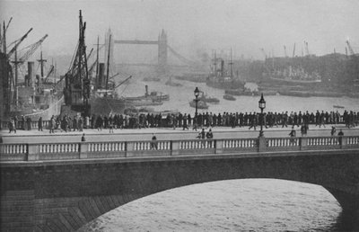 Het Bovenste Bekken vanaf de London Bridge, een van de drukste delen van de haven van Londen, 1936 door Unbekannt