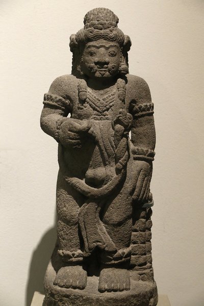 Het Victoria en Albert Museum. Bewakersfiguur uit een episch drama. Vulkanische steen. Indonesië (Oost-Java). 1400-1500. Majapahit periode. Verenigd Koninkrijk door Unbekannt