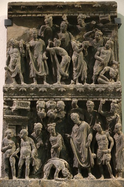 Het Victoria en Albert Museum. Reliëf dat een poging tot moord op de Boeddha toont. 100-200. Schist. Gandhara/Noordwest Pakistan. Verenigd Koninkrijk door Unbekannt