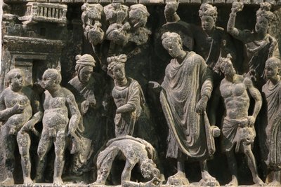 Het Victoria en Albert Museum. Reliëf dat een poging tot het leven van de Boeddha toont. 100-200. Schist. Gandhara/Noordwest Pakistan. Verenigd Koninkrijk door Unbekannt