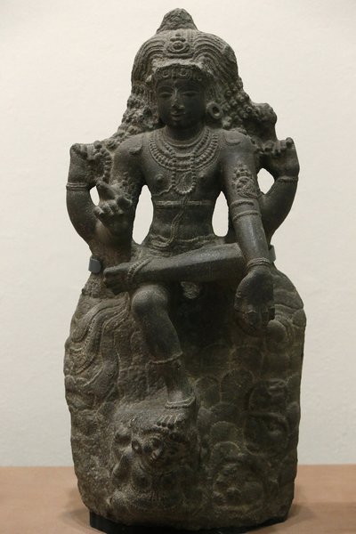 Het Victoria en Albert Museum. Shiva als Dakshinamurti. 1200-1300. Late Chola periode. Graniet. Zuid-India (Tamil Nadu). Verenigd Koninkrijk door Unbekannt