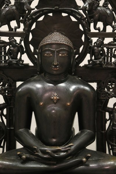 Het Victoria en Albert Museum. De Jina Shantinatha. 1168; de achterplaat ongeveer 1300-1500. Koperlegering met zilver en koper inleg. Waarschijnlijk West-India. Verenigd Koninkrijk door Unbekannt