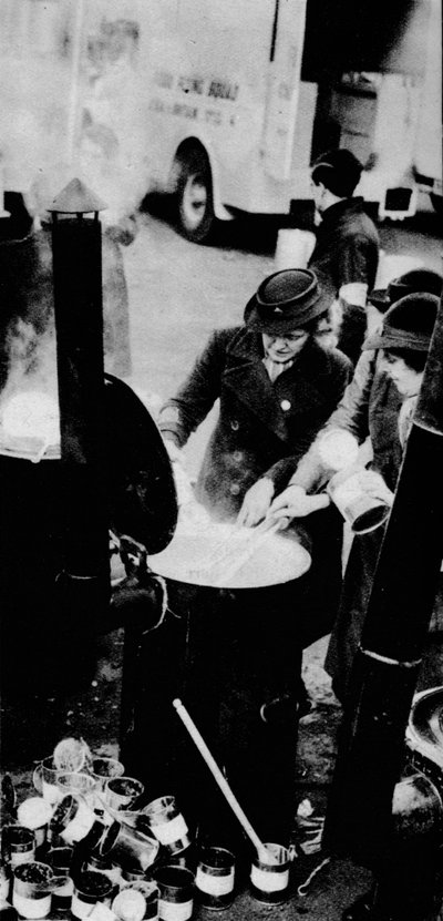 De W.V.S. deed veel werk. Hier is een W.V.S. vrouw die een veldkeuken beheert, ca. 1941-1942 door Unbekannt