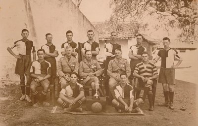 Het Voetbalteam van Jonge Soldaten van het Eerste Bataljon, Het Eigen Koninklijke West Kent Regiment door Unbekannt
