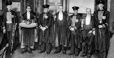 De jaarlijkse ceremonie van het kiezen van een nieuwe meester voor de Zadelmakersgilde, Londen, 1926-1927 door Unbekannt