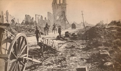 De gehavende resten van Ieper na de laatste granaat door Unbekannt