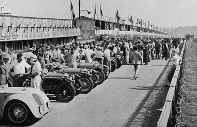 De drukke pits: voor de start van de 24-uursrace van Le Mans, 1937 door Unbekannt