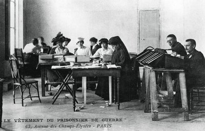 De kleding van de krijgsgevangene, Champs-Élysées, Parijs, Eerste Wereldoorlog, 1914-1918 door Unbekannt