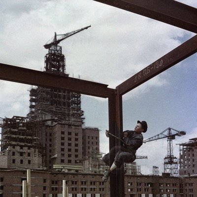 De bouw van het hoofdgebouw van de Staatsuniversiteit van Moskou op Leninheuvels door Unbekannt