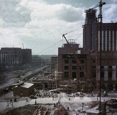 De bouw van het hoofdgebouw van de Staatsuniversiteit van Moskou op de Leninheuvels door Unbekannt