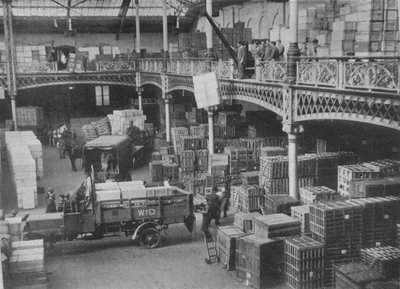 De verzendkamer van een van de grote overheidsmagazijnen, 1915 door Unbekannt