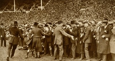 De eerste FA Cup Finale wordt gehouden in het nieuwe Wembley Stadion in Londen, 28 april 1923, 1935 door Unbekannt