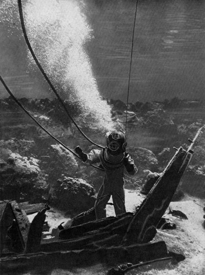 De eerste foto van een duiker onder water, eind 19e eeuw, ca. 1920 door Unbekannt