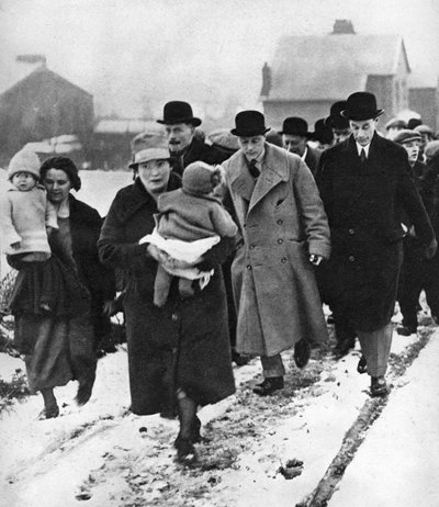 De toekomstige Edward VIII loopt in de sneeuw in Winlaton, County Durham, 1929 door Unbekannt