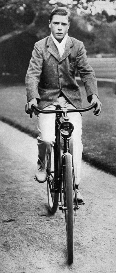 De toekomstige koning Edward VIII op zijn fiets in 1911 door Unbekannt