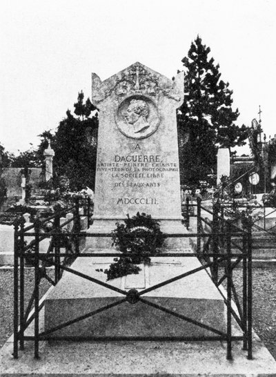 De grafsteen van Louis Daguerre, Franse fotografie pionier door Unbekannt