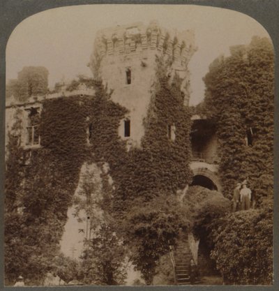 De met klimop begroeide torens van Raglan Castle, het laatste bolwerk van Karel I, Monmouthshire, Engeland, ca. 1 door Unbekannt