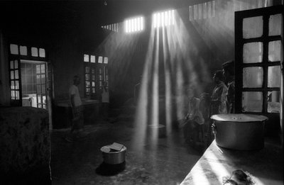 De keuken van het Psychiatrisch Ziekenhuis, Pabna, in Bangladesh. 1994. Het Psychiatrisch Ziekenhuis, Pabna is het eerste ziekenhuis in zijn soort in Bangladesh voor een bevolking van ongeveer 130 miljoen. Het werd opgericht in 1957 door de toenmalige Civi door Unbekannt