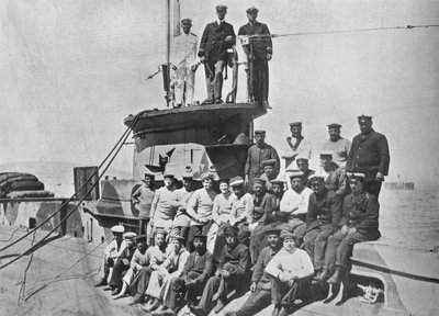 De officieren en bemanning van de HM Onderzeeër E14, 1915 door Unbekannt