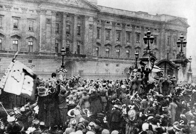 De officiële bekendmaking van de wapenstilstand wordt voorgelezen, Buckingham Palace, 1918 1936 door Unbekannt
