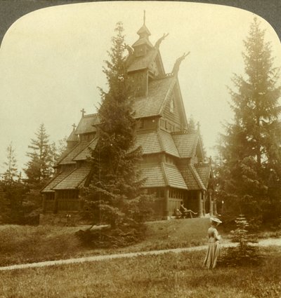 De oude kerk van Gol, een schilderachtig 12e-eeuws gebouw in Osoarshal, Noorwegen, ca. 1905 door Unbekannt