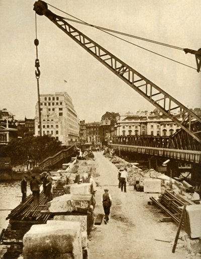 De herbouw van Waterloo Bridge, Londen door Unbekannt