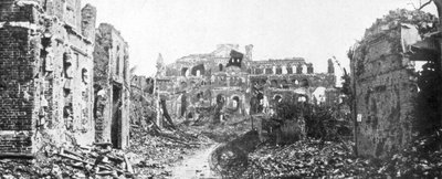 De verwoeste stad en kerktoren van Albert, Somme, Frankrijk, 22 augustus 1918 door Unbekannt