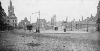 De ruïnes en klokkentoren van Douai, Frankrijk, 1918 door Unbekannt