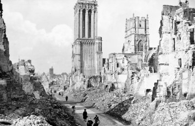 De ruïnes en kathedraal van Caen, Normandië, Frankrijk, ca. 1944 door Unbekannt
