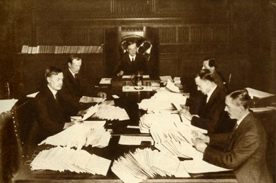 De scène in het kantoor van de Lord Chancellor...Algemene verkiezingen, 1923, 1935 door Unbekannt