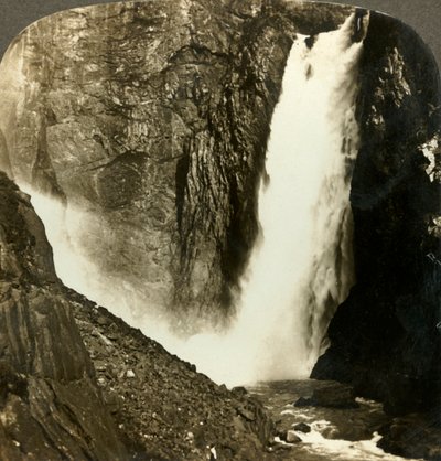 De kolkende wateren van de machtige Voringfos, een van de grootste watervallen van Noorwegen door Unbekannt