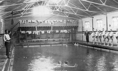 Het zwembad, Royal Navy trainingscentrum, Shotley, Suffolk door Unbekannt