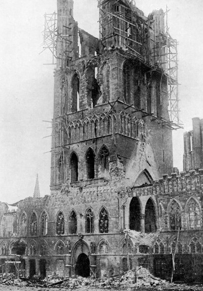 De toren van de Markthal na een Duitse bombardement, Ieper, België, Eerste Wereldoorlog, 1920 door Unbekannt