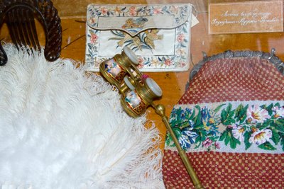 Theater parafernalia en kleding door Unbekannt
