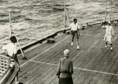 Hun Majesteiten, in een spel van dek quoits op het dek van H.M.S. Renown, 1927, 1937 door Unbekannt