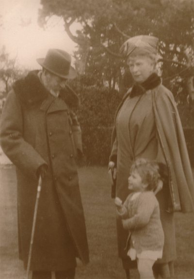 Hun Majesteiten de Koning en Koningin met Prinses Elizabeth bij Craigweil House, Bognor, c1930 door Unbekannt