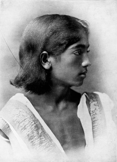 Dit is een foto van J. Krishnamurti, ca. 1911 door Unbekannt
