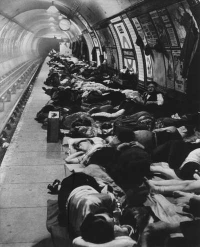Degenen die naar schuilplaatsen gingen begonnen een nieuw soort nachtleven, 11 november 1940, 1942 door Unbekannt