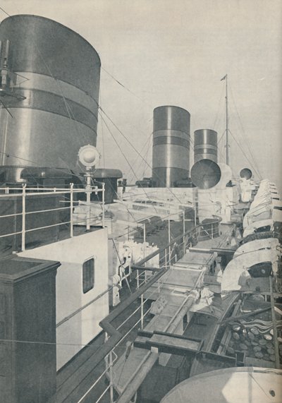 Drie schoorstenen van de Monarch of Bermuda, de Furness Withy luxe liner, 1937 door Unbekannt