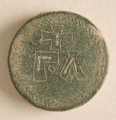Drie ronde koperlegering balansgewichten met kruisen, Byzantijns, 8e-9e eeuw door Unbekannt