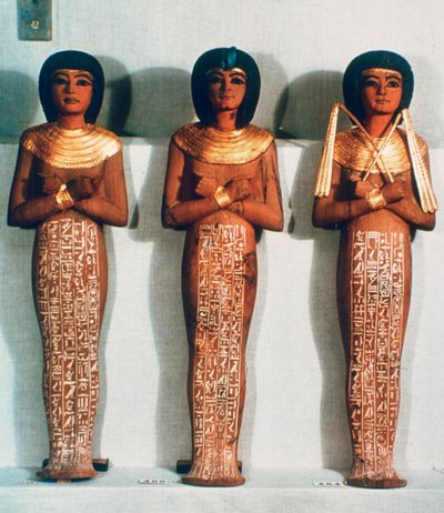 Drie Shabtis of dienaarfiguren, grafobject van Toetanchamon, 18e Dynastie door Unbekannt