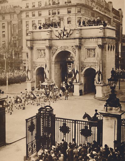 Door de Soevereinenpoort, Marble Arch, 12 mei 1937 door Unbekannt