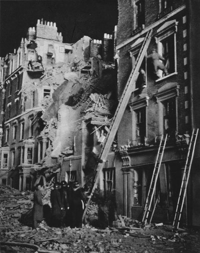Door de lange nacht werken de reddingswerkers, zoeken, helpen naar veiligheid, 1941 1942 door Unbekannt