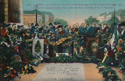 Graf van de Onbekende Soldaat begraven onder de Arc de Triomphe op 11 november 1920, Parijs door Unbekannt