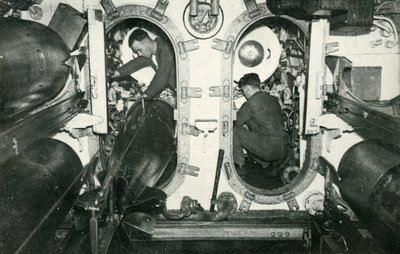 Torpedobuizen van een Britse onderzeeër, Tweede Wereldoorlog, 1945 door Unbekannt