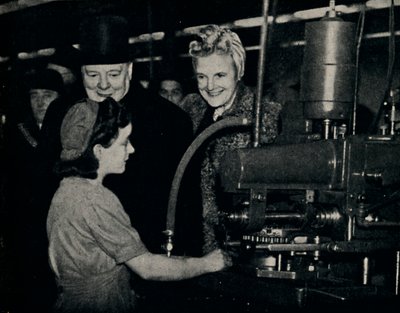 Inspectieronde in een wapenfabriek, 1940s, 1945 door Unbekannt