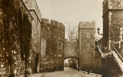 Tower of London...Bloody Tower...St. Thomass Tower en Wakefield Tower, ca. 1910 door Unbekannt