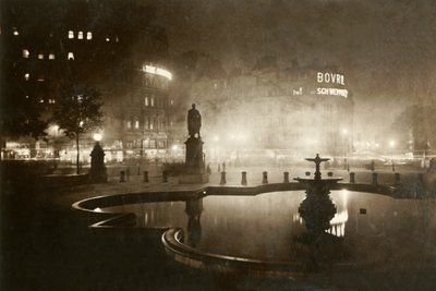 Trafalgar Square. Uitzicht op Charing Cross. Londen bij nacht, 1928 door Unbekannt