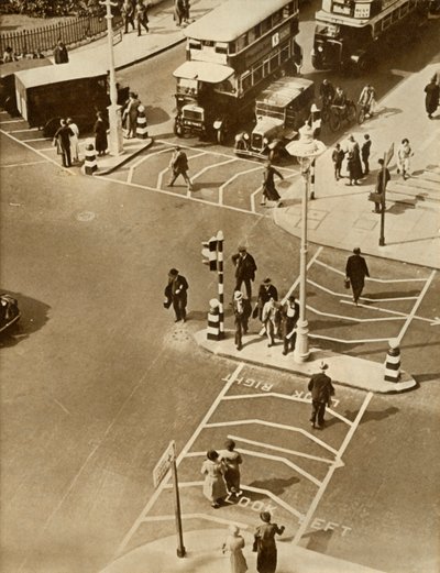Verkeer en voetgangers op Trafalgar Square, Londen, 1935 door Unbekannt