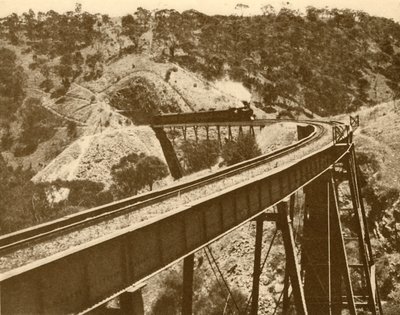 Trein die over viaduct passeert, Mount Lofty Range, Zuid-Australië, 1930 door Unbekannt